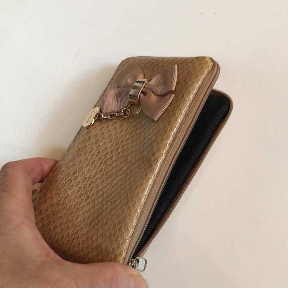 ⭐️Host Pick⭐️ - Small wrist wallet - Picture 4 of 16